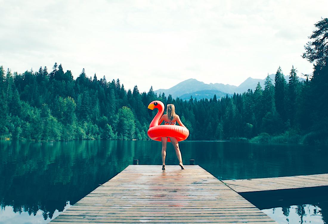 zenska_flamingo_kopanje_jezero.jpg