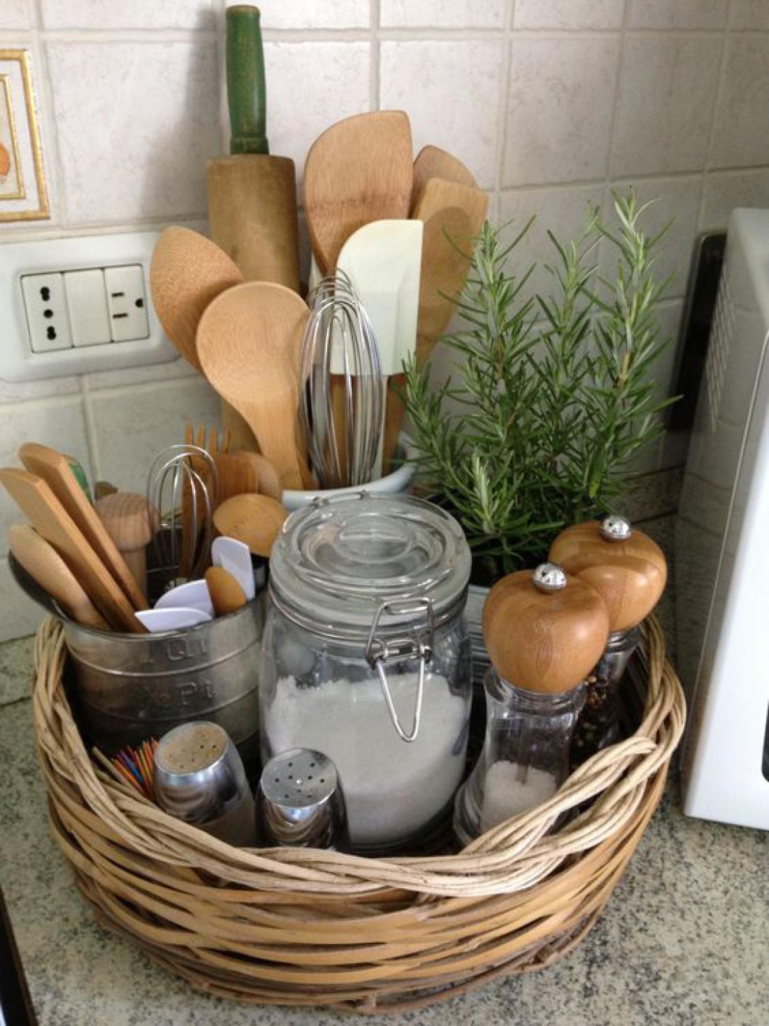 Lopatke, zajemalke, kuhalnice in druge pripomočke postavite v lične lonce in jih postavite kot okras. 