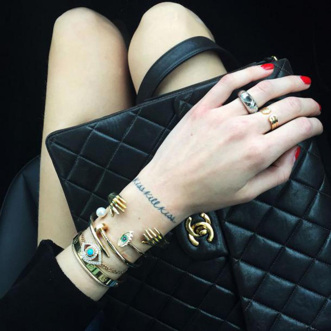 Blogerka Chiara Ferragni tatuje kombinira z nakitom.