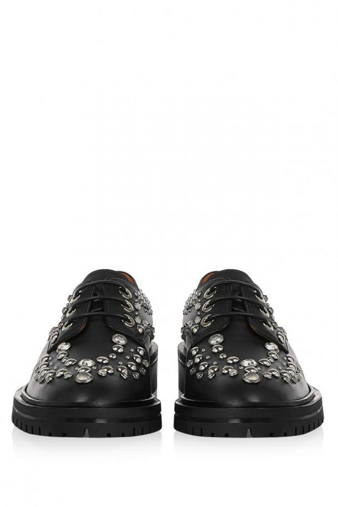 Klasični Givenchyjevi čevlji z neklasičnimi dodatki.
