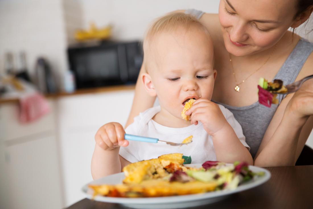 Srečanje z žličko: Kdaj in kako otroka navajati na samostojno hranjenje (svetuje pedagoginja)