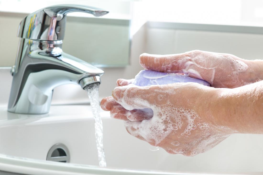 Tako dolgo bi za zaščito pred gripo morali umivati roke