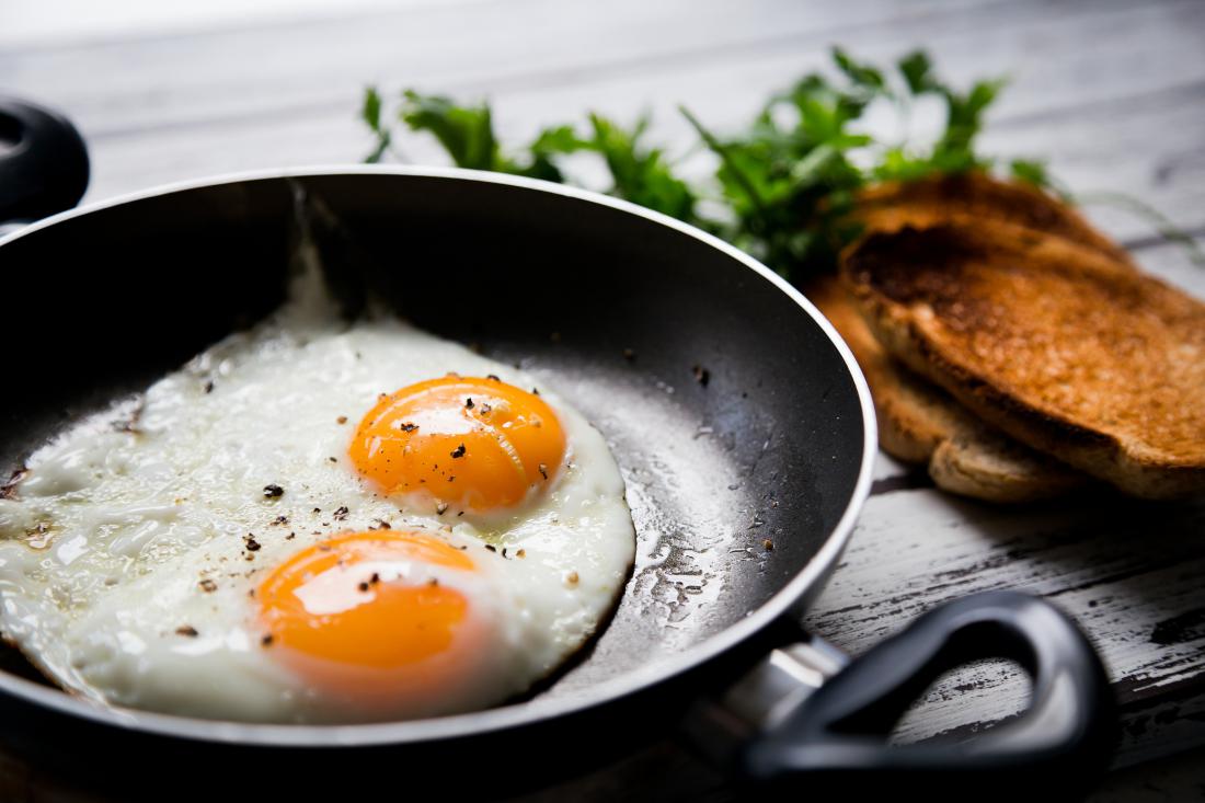 Zakaj ni dobro jesti postanih jajc (in druga živila, ki jih ni priporočljivo pogrevati)