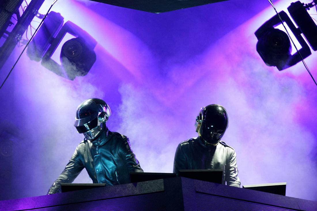 Poslovil se je duo Daft Punk – kdo se je 28 let skrival pod čeladami?