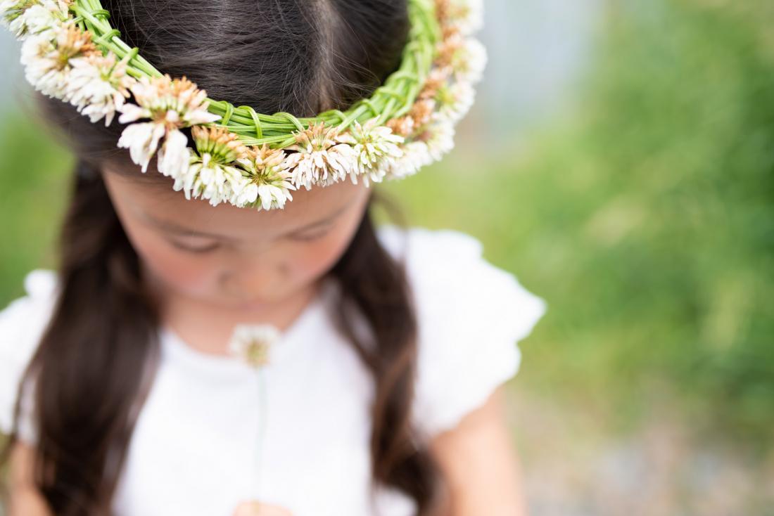 Ustvarjamo z otroki: Regratov venček za princeso pomladi
