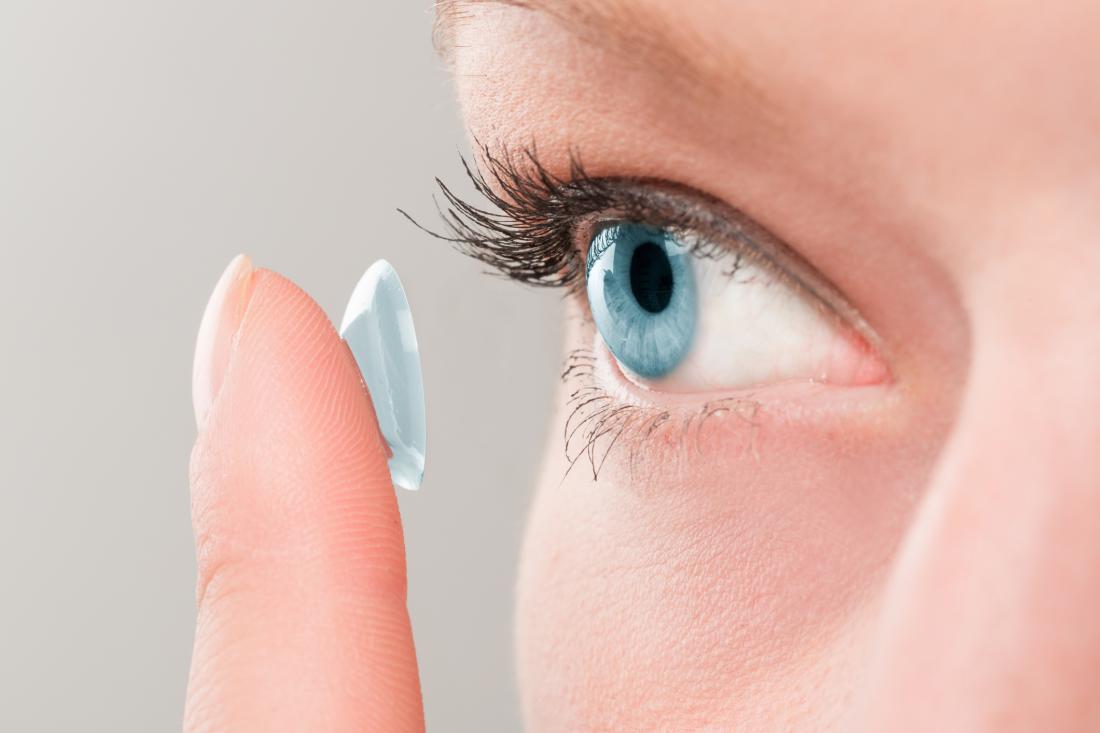 Odličen trik za hitro odstranjevanje kontaktnih leč