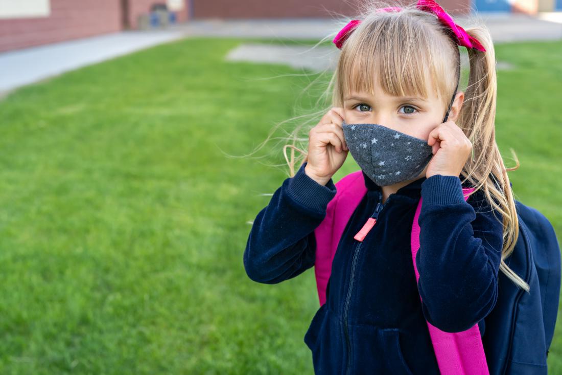 Kako otroku olajšati uporabo maske v šoli