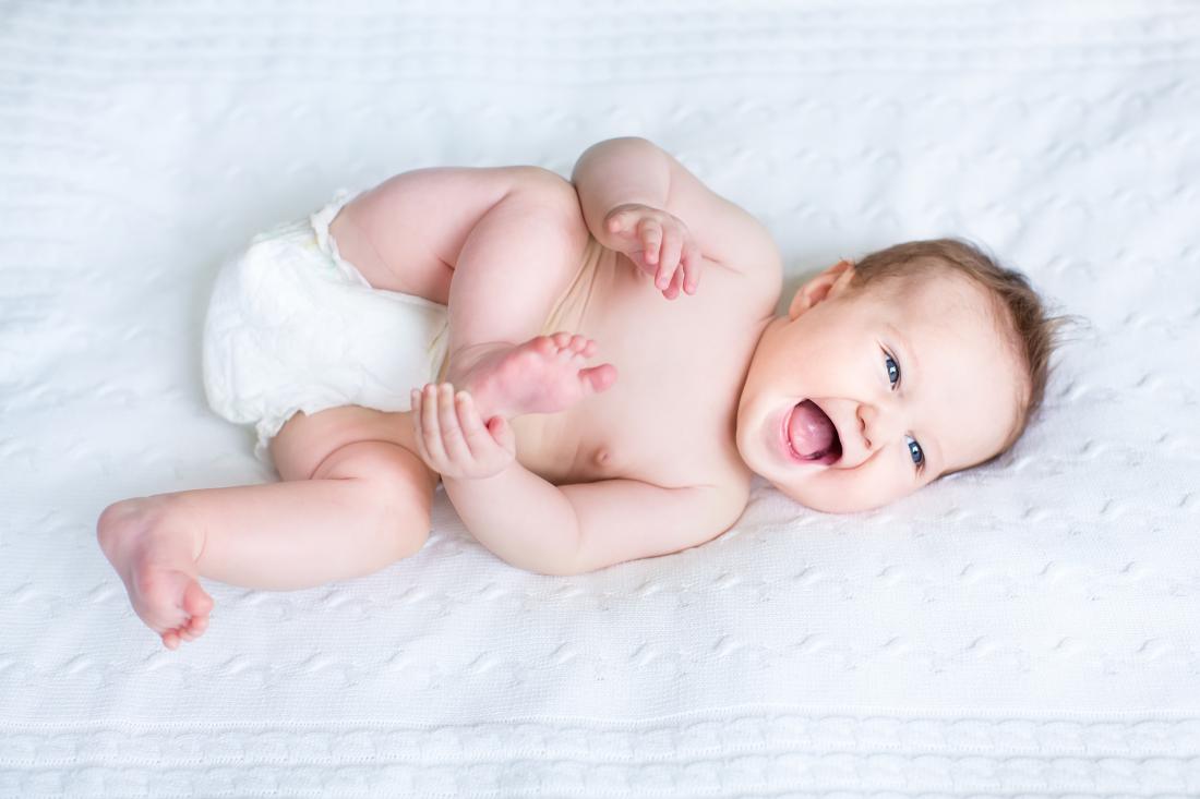 Trik za hitro previjanje, če imate nemirnega dojenčka (VIDEO)