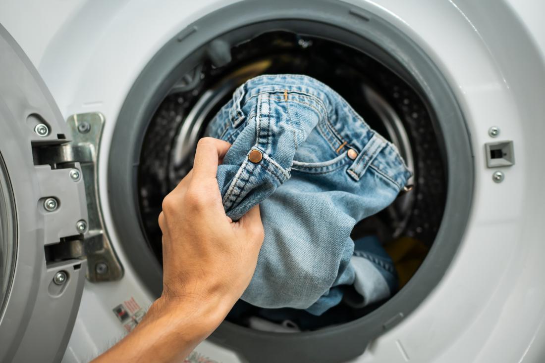 Pogoste napake (in top nasveti) za pravilno pranje in sušenje kavbojk