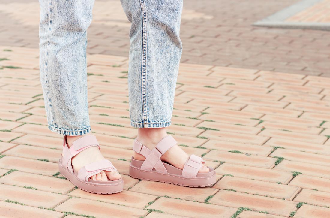 Brez te 'grde' obutve letos vstop v poletje ne bo mogoč (moda 2022)