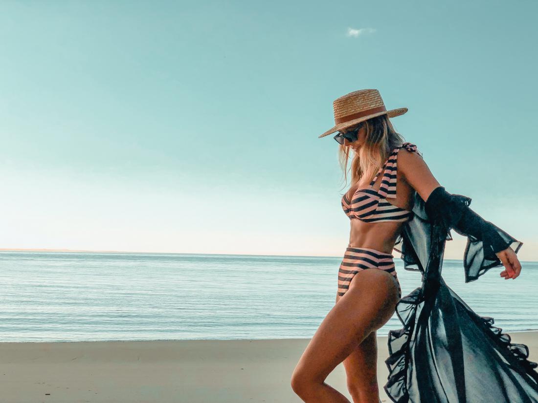 Modni dodatki za na plažo, s katerimi boste blesteli letošnje poletje 2022