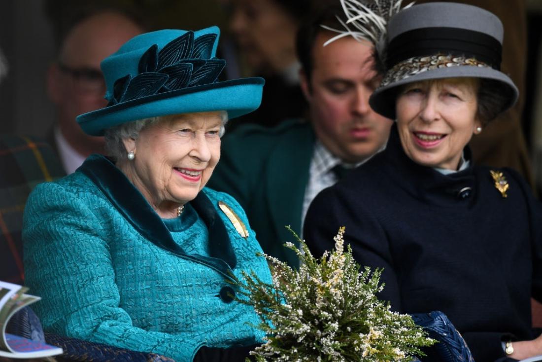 Princesa Anne spregovorila o zadnjih urah svoje mami kraljice Elizabete