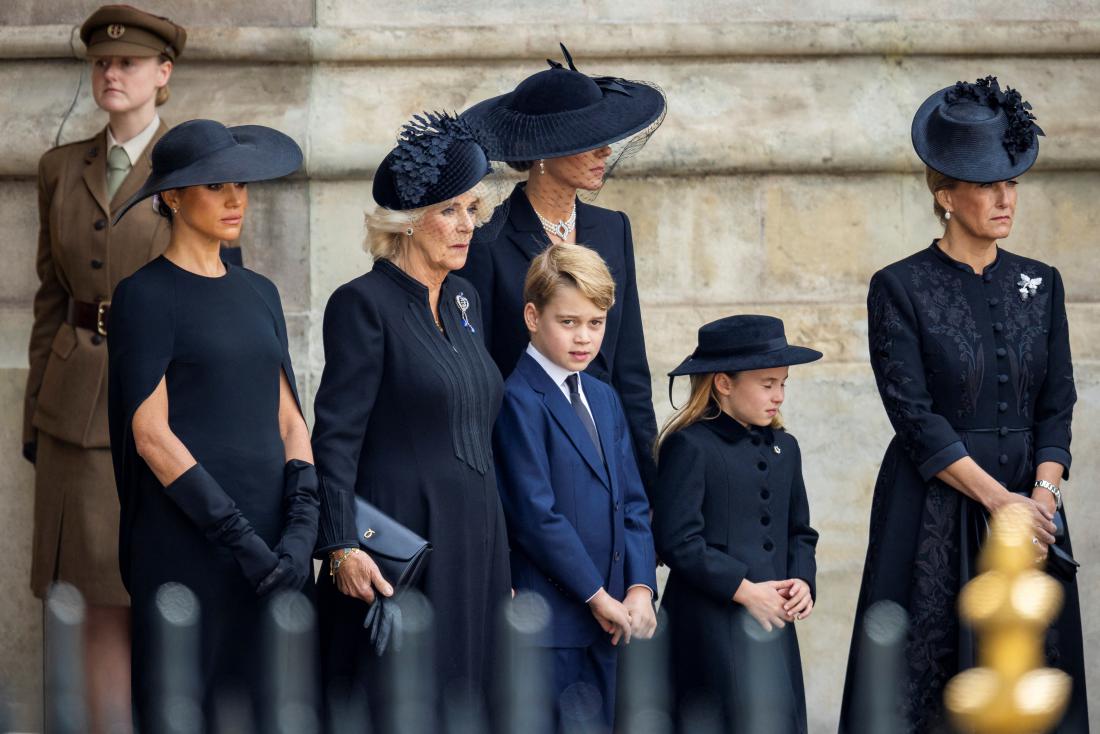 Drama na kraljičinem pogrebu:  nepojasnjen odhod dveh princes