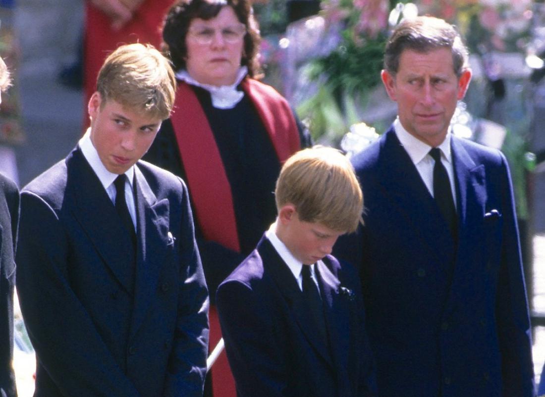 Da sta morala William in Harry na Dianinem pogrebu storiti to, kralj danes globoko obžaluje