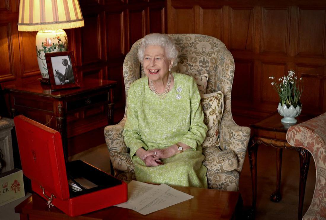 Na dražbi dragoceno osebno pismo pokojne kraljice Elizabete II.