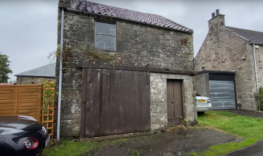 Kupil je staro kamnito hišo, v kateri že 50 let nihče ni živel: kar je naredil iz nje, vas bo sezulo (VIDEO)