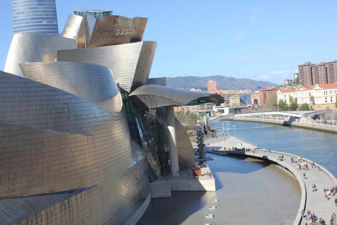 V Bilbau vzbuja največ pozornosti Guggenheimov muzej.