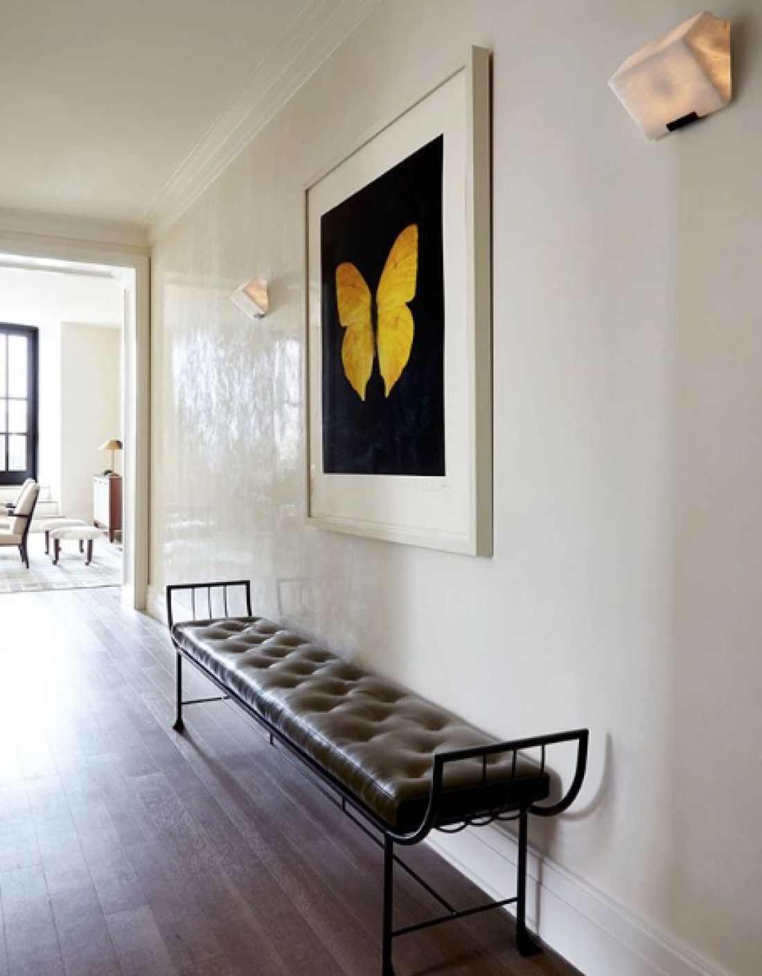 Ljubljenka petičnih Newyorčanov Alyssa Kapito je rumeno vnesla v prostor z umetnino. 