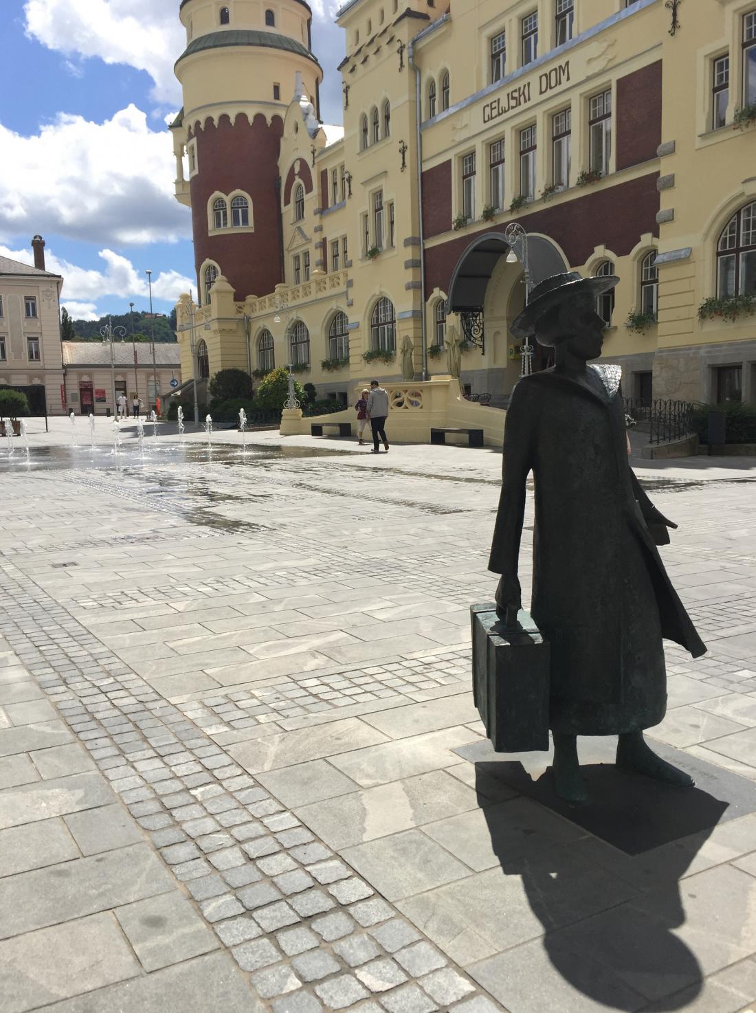 Kip Alme M. Karlin stoji na Krekovem trgu, v Pokrajinskem muzeju Celje pa je postavljena stalna razstava, ki prikazuje njeno življenje in pot okoli sveta.