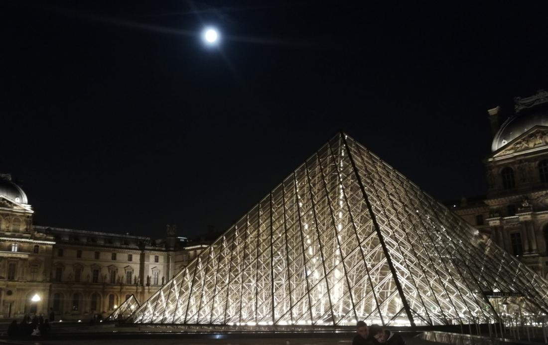 Steklene piramide pred muzejem Louvre ponoči
