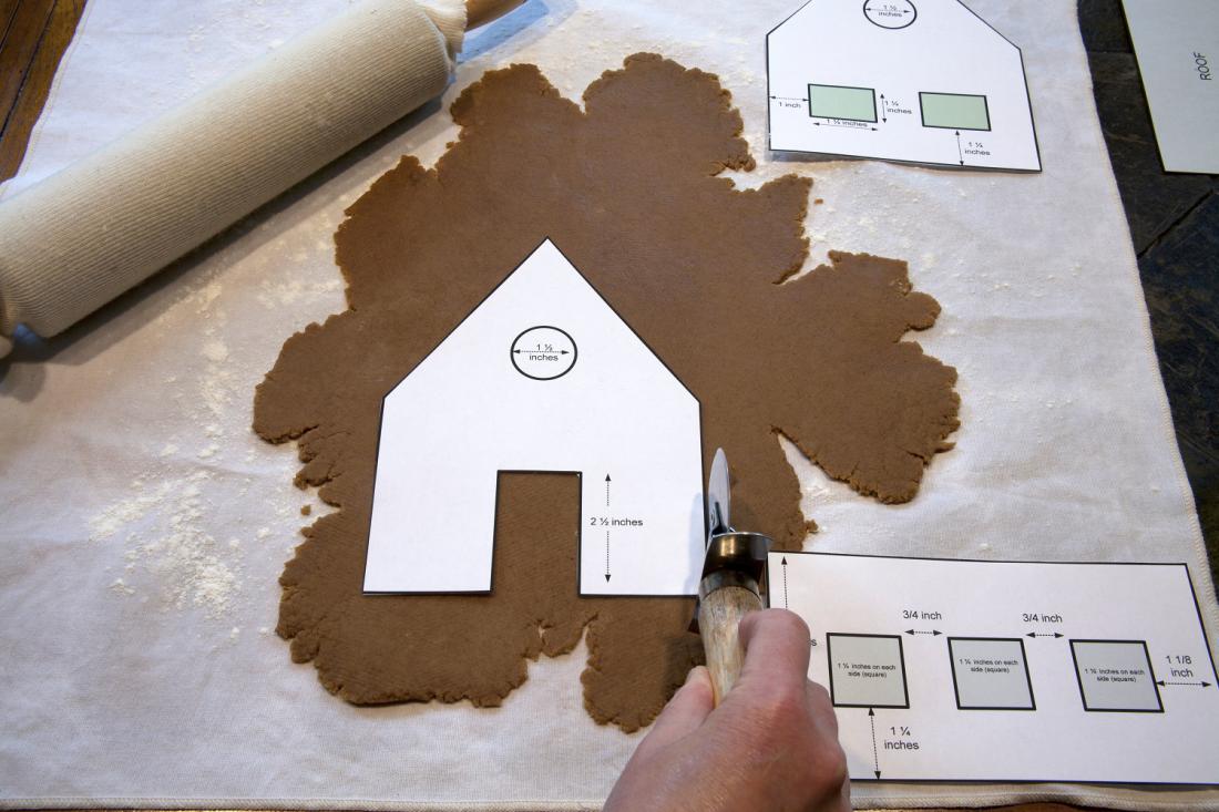 Najbolj enostavno je, da dele hiške narišemo na lepenko ali močnejši papir.