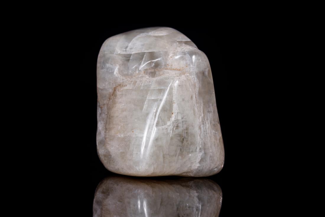 Biserom podoben kamen simbolizira čarobnost meseca. Foto: Minakryn Ruslan/Gettyimages
