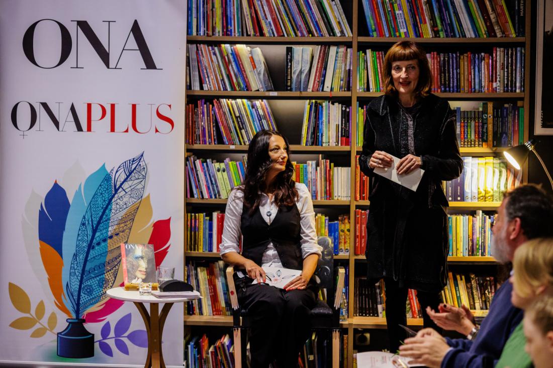 Odgovorna urednica revije Onaplus Sabina Obolnar je razglasila zmagovalko in ji s prvimi čestitkami izročila odličje, Onino pero 2023.