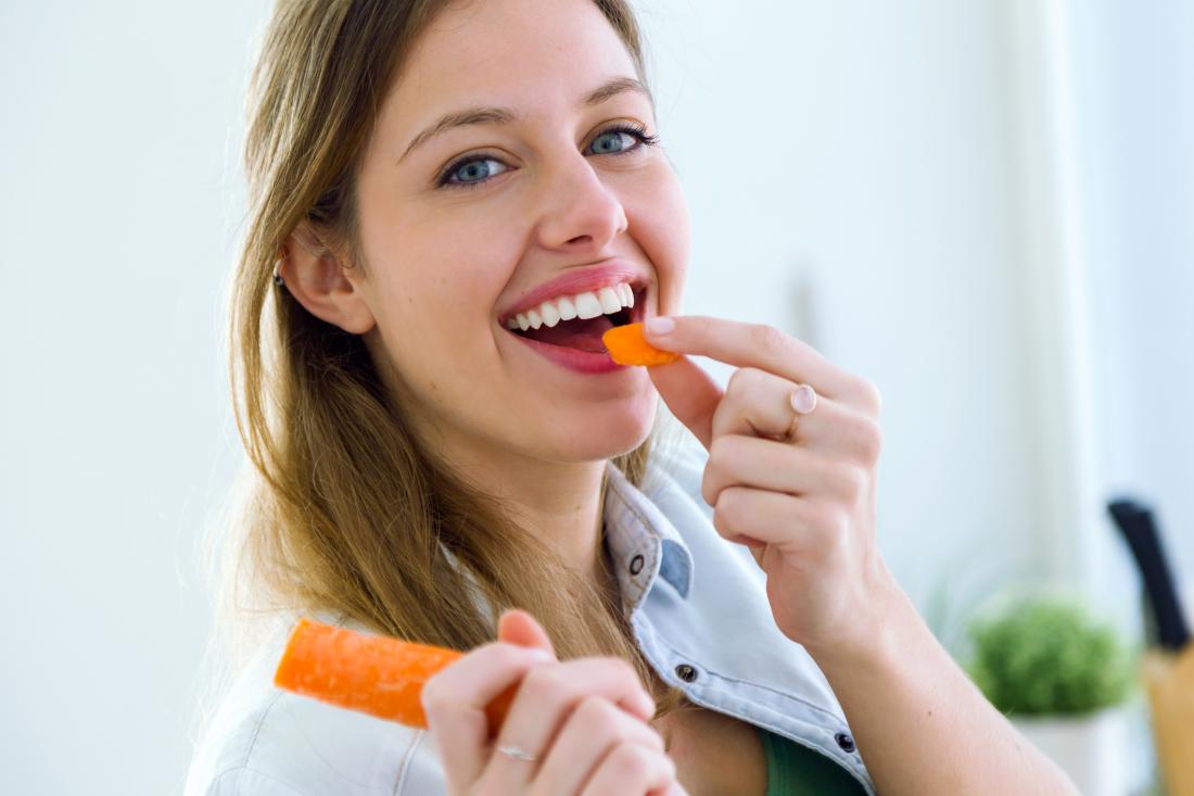 Hrustljava zelenjava spodbuja nastajanje sline, ki na naraven način čisti zobe.